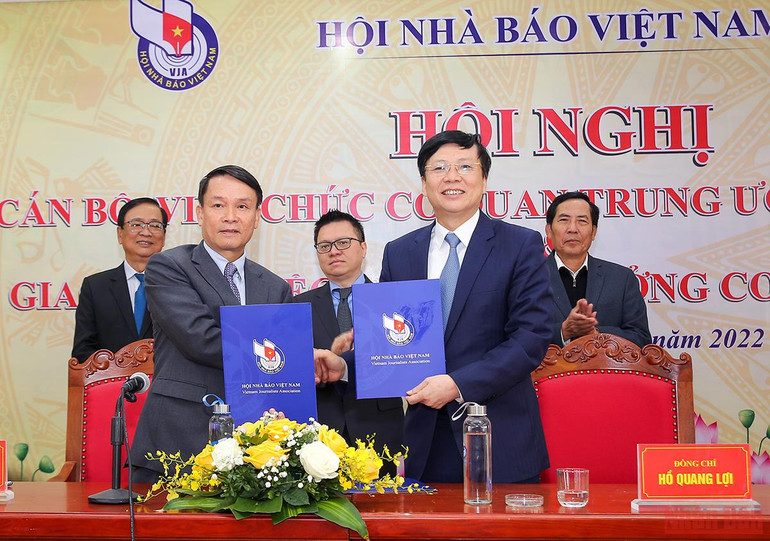 Trước sự chứng kiến của Chủ tịch Hội Nhà báo Khóa XI Lê Quốc Minh và Chủ tịch Hội Nhà báo Khóa X Thuận Hữu, đồng chí Hồ Quang Lợi và đồng chí Nguyễn Đức Lợi tiến hành nghi thức ký Biên bản bàn giao chức trách nhiệm vụ Thủ trưởng Cơ quan Trung ương Hội theo quy định. (Ảnh: Sơn Hải) 2.jpg -0