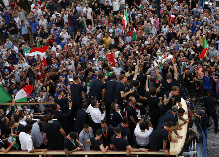 Biển người ăn mừng chức vô địch EURO 2020 cùng đội tuyển Italia -0