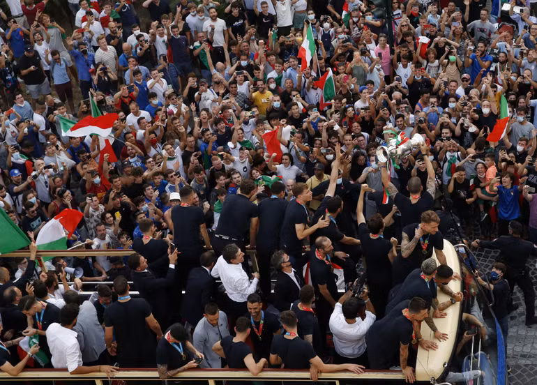 Biển người ăn mừng chức vô địch EURO 2020 cùng đội tuyển Italia -0