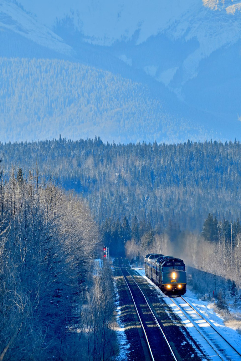 Ngắm cảnh sắc ấn tượng trên những chuyến tàu hỏa nổi tiếng nhất thế giới -0