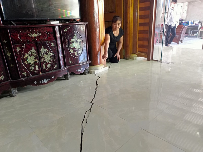 Vết nứt xuất hiện ở giữa nhà bà Sầm Thị Nga ở bản Na Hiếng. Nghệ An: Tiếp tục xuất hiện hố sụt lún