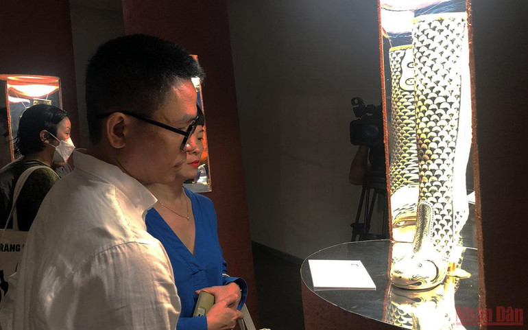 Chiếc giày mang họa tiết cá chép với tích "Lý ngư vượt long môn". giay_kg-1649587247483.jpg