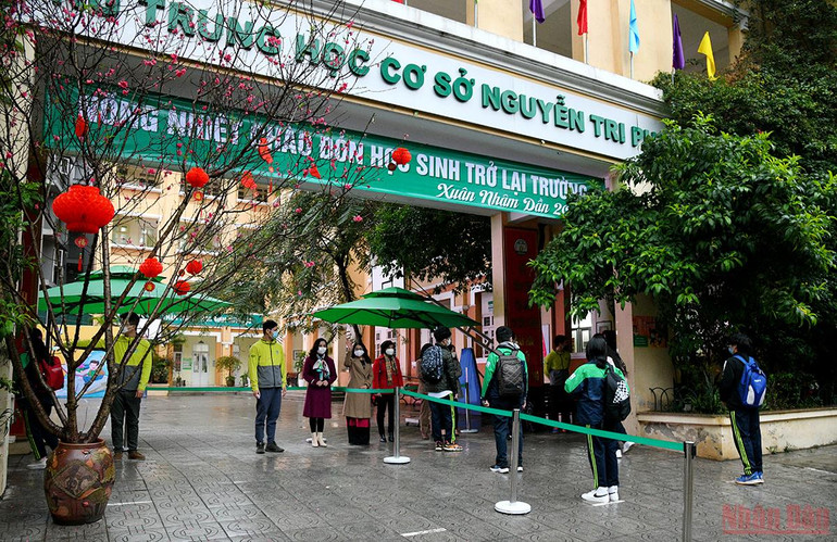  Học sinh từ khối lớp 7 tới 12 của thành phố Hà Nội chính thức trở lại trường học trực tiếp -0