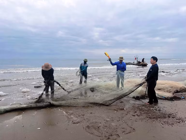 Ngư dân đi lùi “kéo” mặt trời lên -0