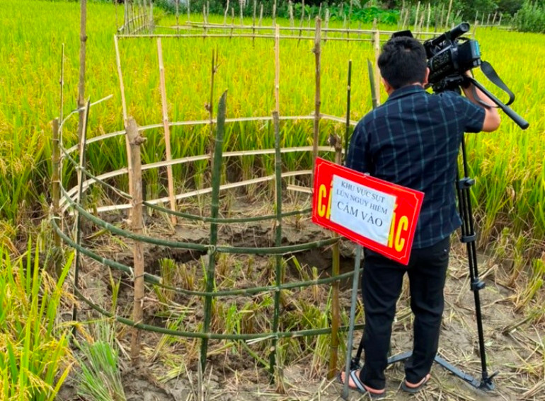 Chăng dây quanh hố sụt lún, cắm biển cảnh báo, cấm người dân lại gần. Nghệ An: Tiếp tục xuất hiện hố sụt lún
