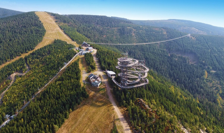 Toàn cảnh cầu Sky Bridge 721 ở khu du lịch Dolní Morava. (Ảnh: Dolní Morava) Du khách đổ xô