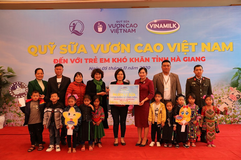 Vinamilk và Quỹ sữa Vươn cao Việt Nam dành tặng 94.000 ly sữa, cho 1.045 trẻ em có hoàn cảnh khó khăn tại tỉnh Hà Giang. Quỹ sữa vươn cao Việt Nam trao tặng 94 nghìn ly sữa cho trẻ em khó khăn Hà Giang -0