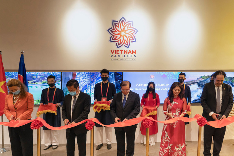Ban tổ chức Việt Nam và khách mời cắt băng khai trương Nhà Triển lãm Việt Nam. (Ảnh: Bộ Văn hóa, Thể thao và Du lịch) Khai trương Nhà Triển lãm Việt Nam tại EXPO 2020 Dubai -0