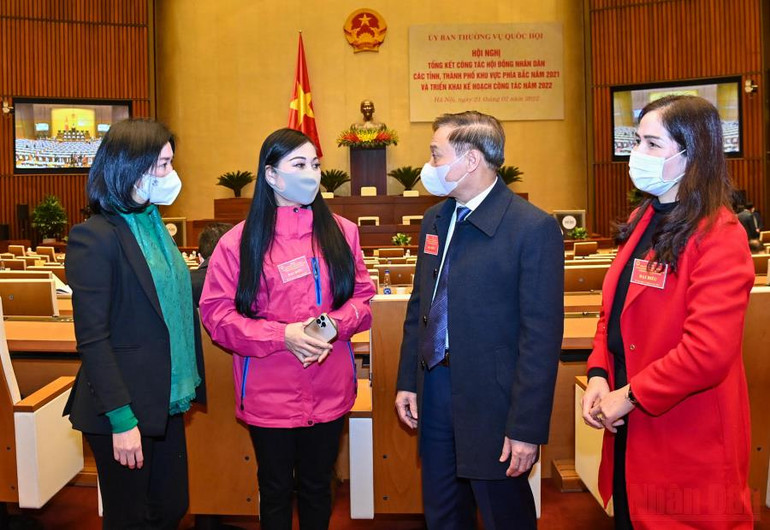 Các đại biểu trao đổi, thảo luận trong giờ nghỉ giải lao. Nâng cao chất lượng hoạt động của cơ quan quyền lực nhà nước ở địa phương -0
