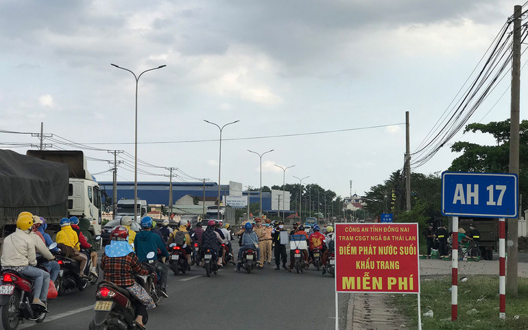 Công an Đồng Nai phát nước suối, khẩu trang cho người dân -0