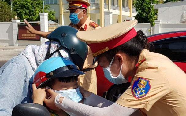 Công an Đồng Nai phát nước suối, khẩu trang cho người dân -0