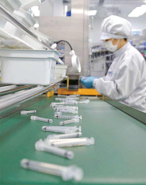 Dây chuyền sản xuất ống tiêm đặc biệt để tiêm vaccine Covid-19 ở Gunsan (Hàn Quốc). Ảnh: REUTERS 7_1-1634736297766.jpg