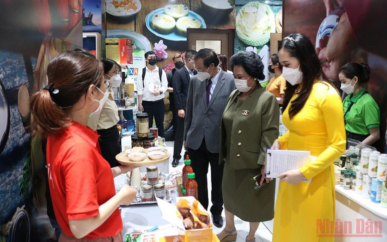 Các đại biểu tham quan Triển lãm sản phẩm ngành lương thực, thực phẩm năm 2021. TP Hồ Chí Minh triển lãm sản phẩm ngành lương thực, thực phẩm -0