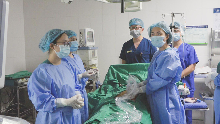 Quyết định giữ thai năm tuần khá liều lĩnh với cả ê kíp. Hy hữu giữ thai nhi năm tuần trong bụng dù sản phụ đã vỡ tử cung -0