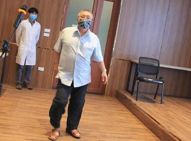 Lần đầu tiên thay toàn bộ xương đùi bằng kim loại cho bệnh nhân -0