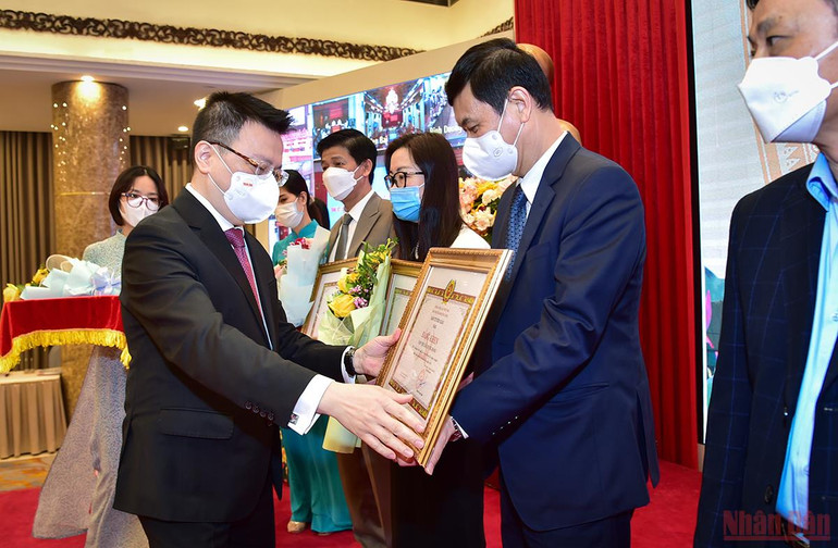 Đồng chí Lê Quốc Minh, Ủy viên Trung ương Đảng, Phó Trưởng Ban Tuyên giáo Trung ương, Tổng Biên tập Báo Nhân Dân, Chủ tịch Hội Nhà báo Việt Nam trao bằng khen cho các đơn vị đã có thành tích xuất sắc trong thông tin, tuyên truyền thực hiện nhiệm vụ chính trị năm 2021. (Ảnh: Thành Đạt) Hội nghị báo chí toàn quốc tổng kết năm 2021, triển khai nhiệm vụ năm 2022. -0