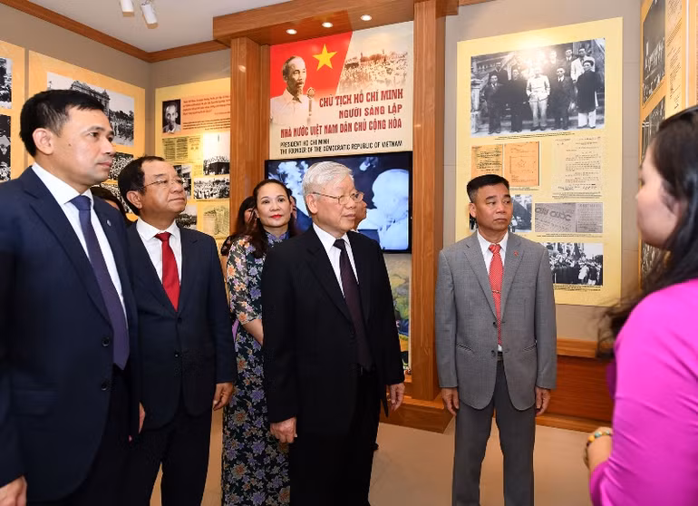 Tổng Bí thư, Chủ tịch nước Nguyễn Phú Trọng dâng hương, tưởng niệm Chủ tịch Hồ Chí Minh tại Nhà 67 -0