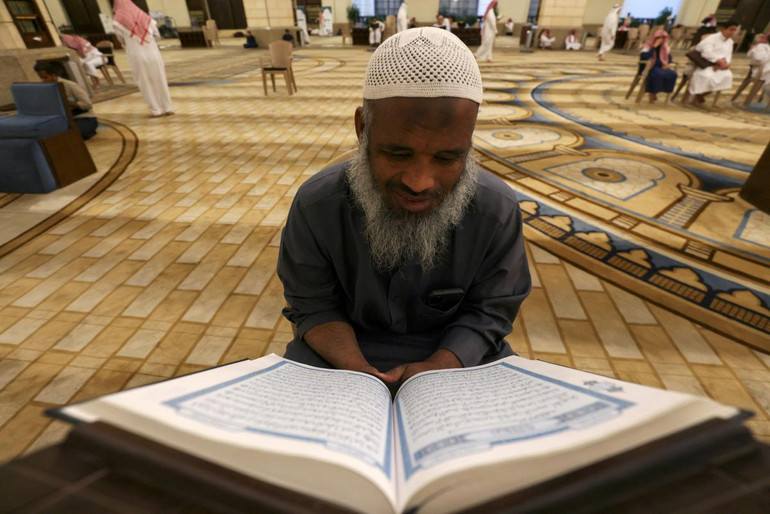 Tín đồ Hồi giáo đọc kinh Qur'an trong lễ cầu nguyện tại thánh đường Al-Rajhi ở Riyadh, Saudi Arabia, ngày 5/4/2022. (Ảnh: REUTERS) Người Hồi giáo trên khắp thế giới đón tháng lễ Ramadan -0