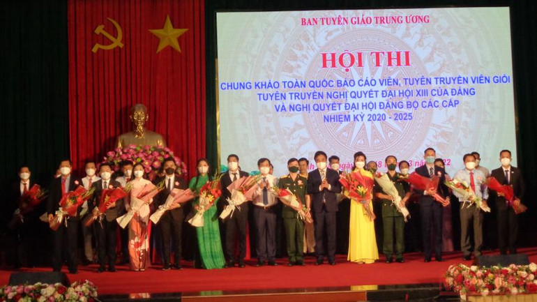Ban tổ chức tặng hoa các thí sinh. Khai mạc Hội thi Chung khảo toàn quốc Báo cáo viên, tuyên truyền viên giỏi -0
