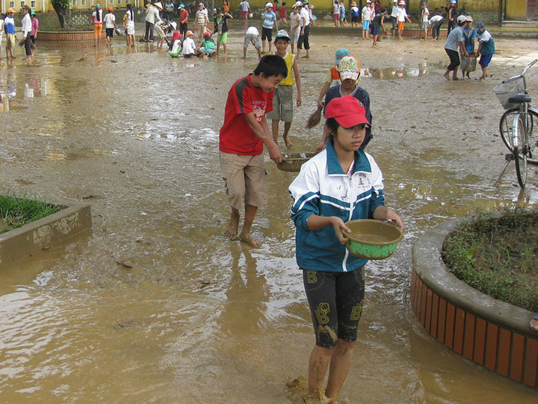Học sinh Lệ Thủy (Quảng Bình) dọn bùn đất để đi học trở lại. Quảng Bình tất bật dọn vệ sinh để đón học sinh trở lại trường -0