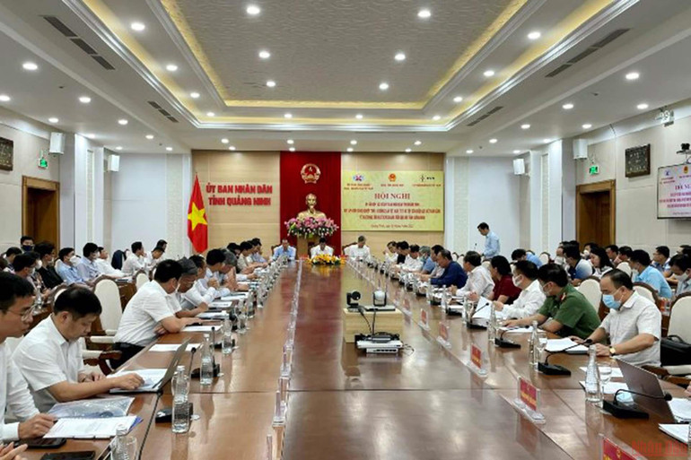Quang cảnh hội nghị thảo luận về các nội dung hợp tác giữa UBND tỉnh với ngành điện, ngành than. (Ảnh: Quang Thọ) Hợp tác ba bên giữa tỉnh Quảng Ninh, TKV và EVN -0