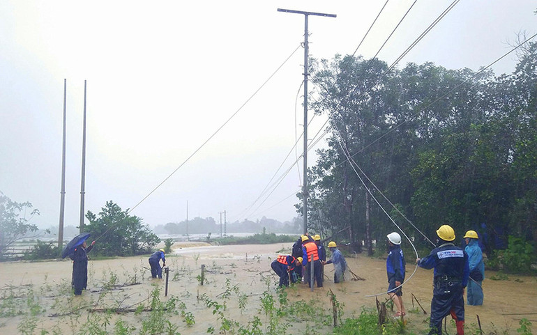 Điện lực Thừa Thiên Huế khắc phục sự cố do mưa lũ lớn do ảnh hưởng bão số 8. a2- evncpc.jpg -0