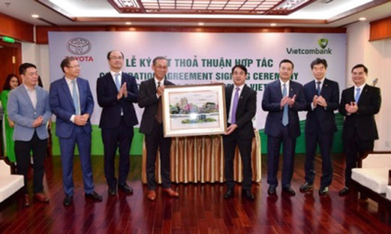Vietcombank tặng quà kỷ niệm Toyota VN. Vietcombank và Toyota Motor Việt Nam ký kết Thỏa thuận Hợp tác -0