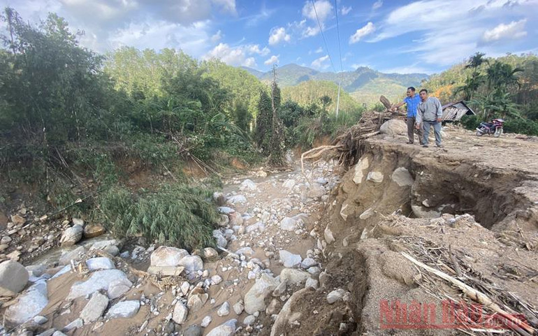 Sạt lở núi vùi làng -0