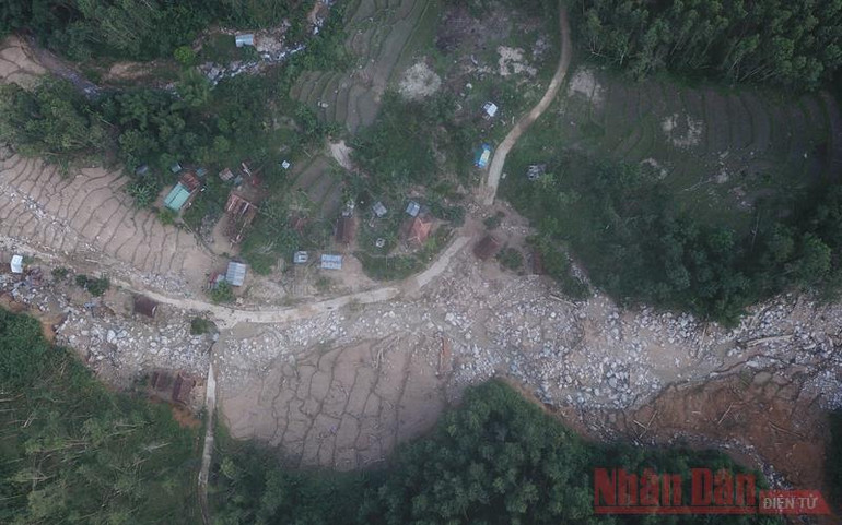 Sạt lở núi vùi làng -0