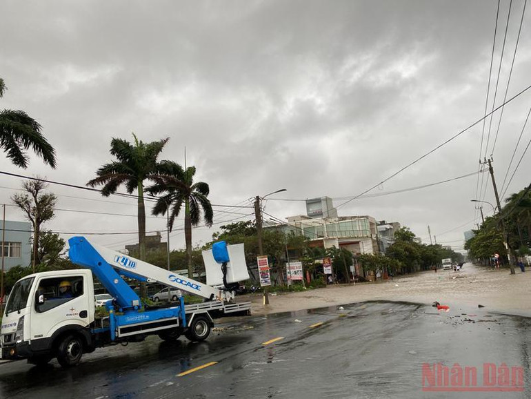 Thủy điện xả lũ, thành phố Tuy Hòa chạy lũ xuyên đêm -0