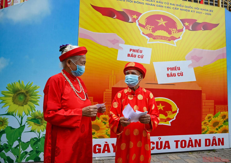 Hai cử tri Nguyễn Gia Thể (1930) và cử tri Nguyễn Thị Bích Nụ (1940) có mặt từ sớm tại địa điểm bỏ phiếu số 17, phường Định Công, quận Hoàng Mai. 8_bau_cu-1621729277083.jpeg