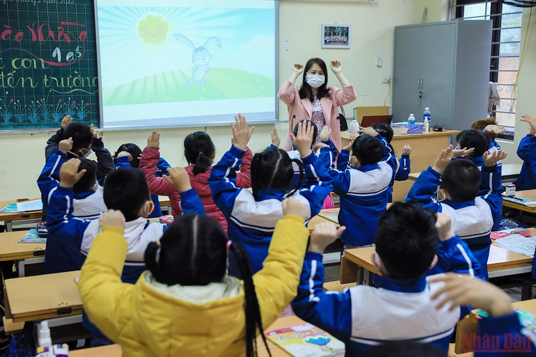 Hà Nội: Học sinh khối tiểu học và lớp 6 trong ngày đầu trở lại trường -0