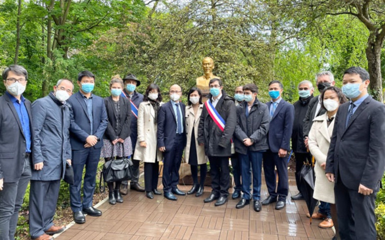 Đại diện chính quyền, các cán bộ sứ quán và cơ quan đại diện chụp ảnh kỷ niệm. Kỷ niệm 131 năm Ngày sinh