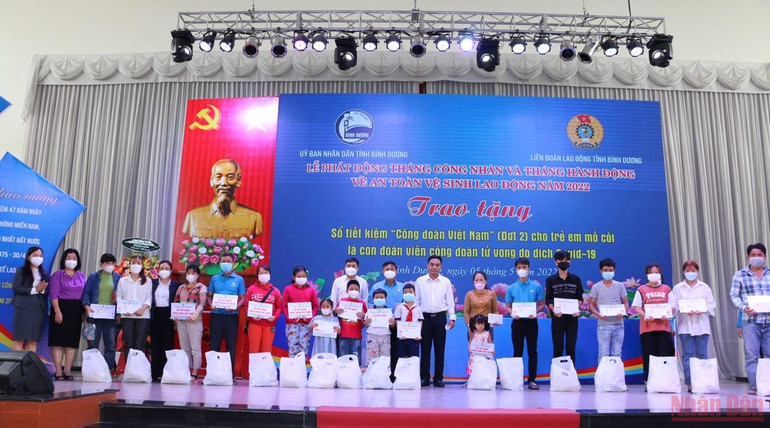 Trao sổ tiết kiệm “Công đoàn Việt Nam” đợt 2 cho 74 cháu trẻ mồ côi là con đoàn viên công đoàn, công nhân lao động tử vong do dịch Covid-19 đang ở cùng người thân tại Bình Dương. Nhiều hoạt động tại Bình Dương trong Tháng công nhân và Tháng hành động về an toàn, vệ sinh lao động -0