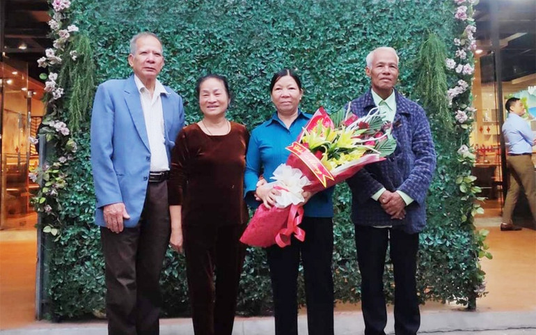 Vợ chồng cựu chiến binh Phạm Văn Hùng (bên trái) trong lần mời vợ chồng chị Thu ra thăm gia đình ở Thái Nguyên. Kỳ 1: Ký ức những dòng sông -0