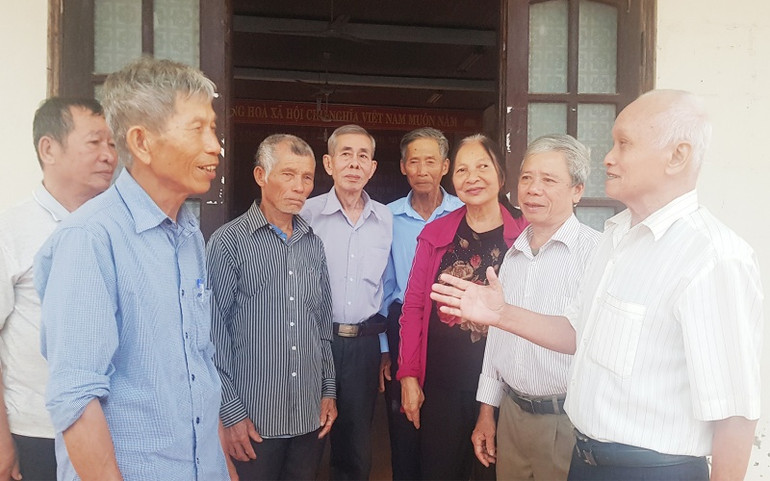 Ông Nguyễn Xuân Lý, nguyên đại đội trưởng Đại đội dân quân Tùng Luật và ông Trần Đức Thắng (cả hai từ bên phải qua), người tham gia chèo đò đưa bộ đội sang sông từ năm 13 tuổi cùng đồng đội trong Ngày kỷ niệm 50 năm quê hương giải phóng. Kỳ 1: Ký ức những dòng sông -0