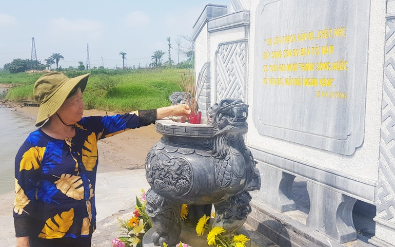Chị Nguyễn Thị Thu thắp hương cho các liệt sĩ tại bến thả hoa bờ bắc sông Thạch Hãn. Kỳ 1: Ký ức những dòng sông -0