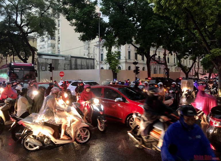 Ngập sâu, ùn tắc giao thông sau trận mưa lớn tại Hà Nội -8