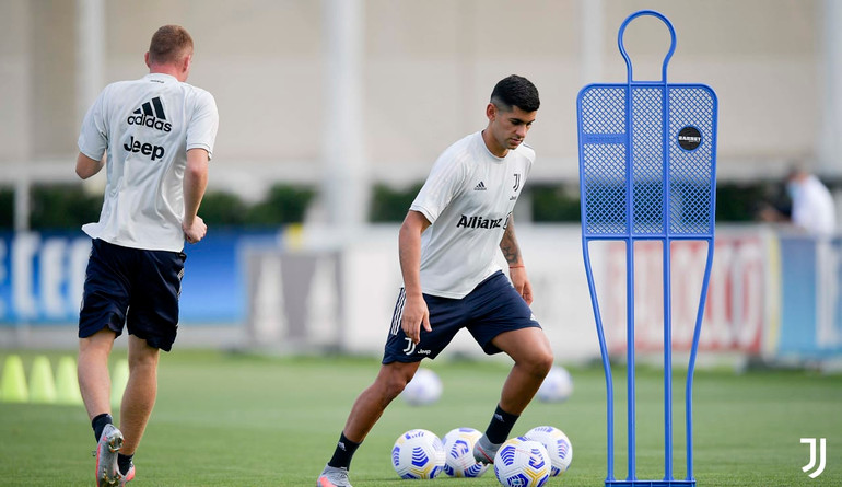 HLV Pirlo trong buổi tập đầu tiên tại Juventus -3