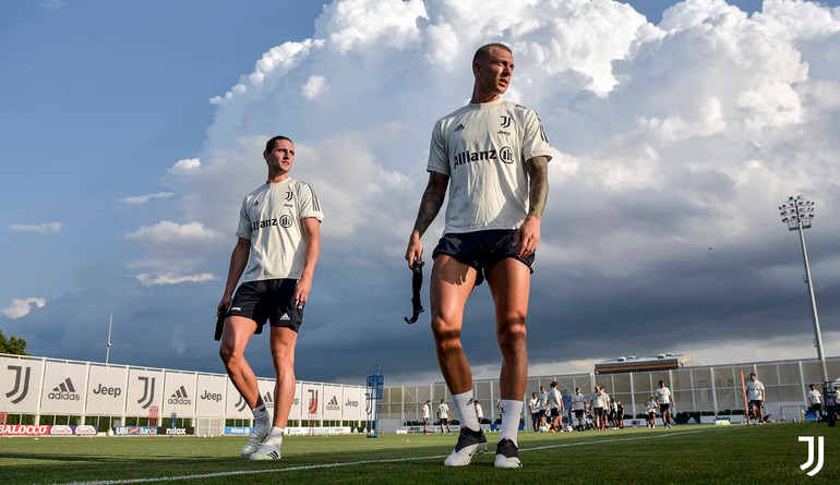 HLV Pirlo trong buổi tập đầu tiên tại Juventus -2