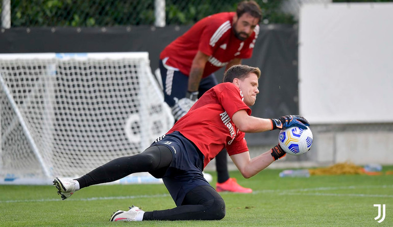 HLV Pirlo trong buổi tập đầu tiên tại Juventus -4