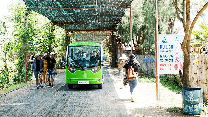 Gành Đá Đĩa mùa hút khách -0