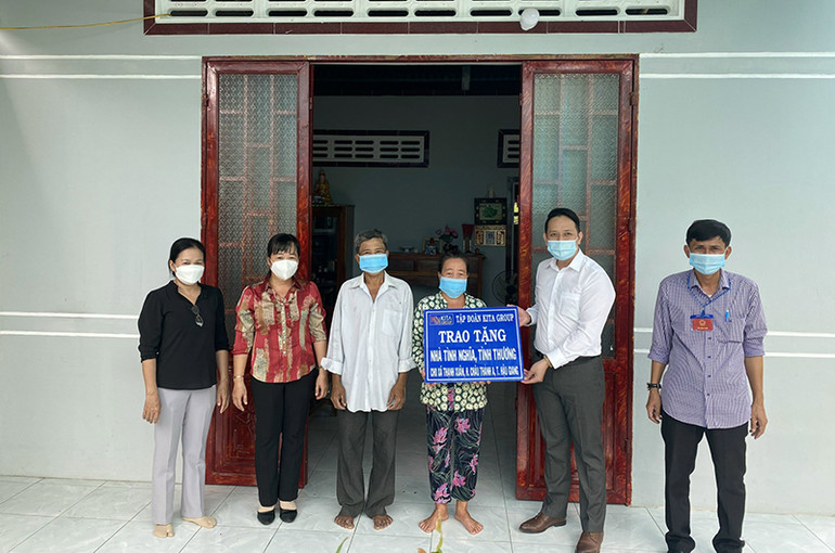 Đại diện KITA Group và chính quyền địa phương bàn giao nhà tình thương ở Hậu Giang. Khánh thành 5 cầu nông thôn và bàn giao 12 căn nhà tình thương ở Hậu Giang -0