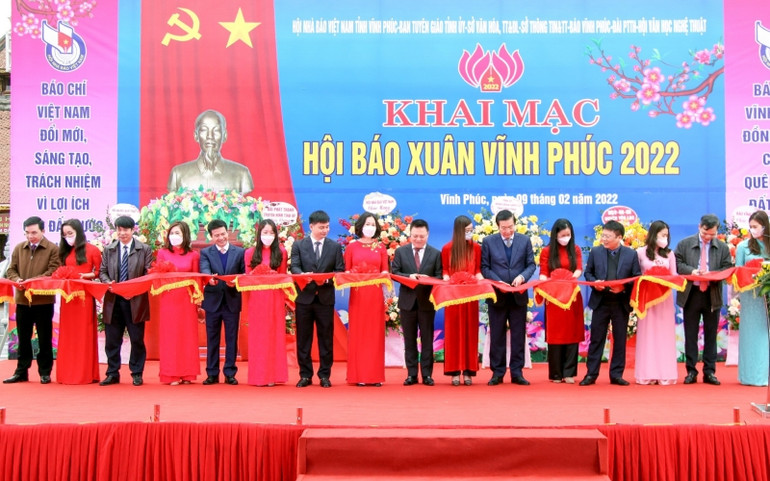 Các đại biểu cắt băng khai mạc Hội báo Xuân Vĩnh Phúc 2022. Tổng Biên tập Báo Nhân Dân dự Hội báo Xuân tỉnh Vĩnh Phúc -0