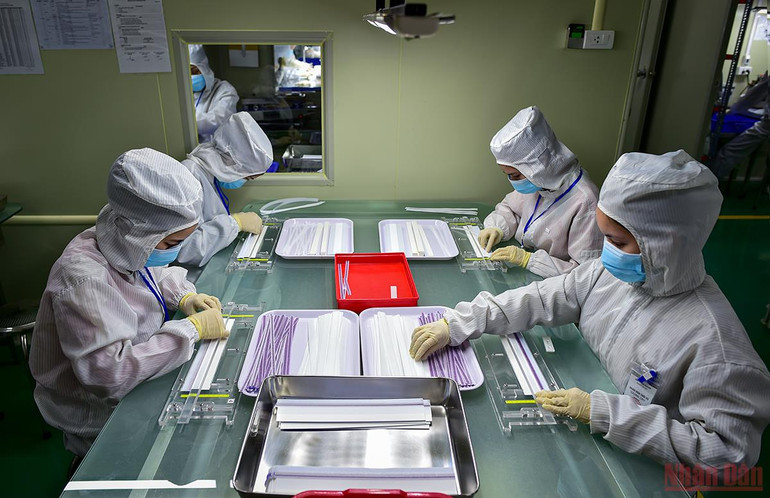 Cận cảnh quy trình sản xuất kit Test nhanh kháng nguyên SARS-CoV-2 “Made in Viet Nam” -0