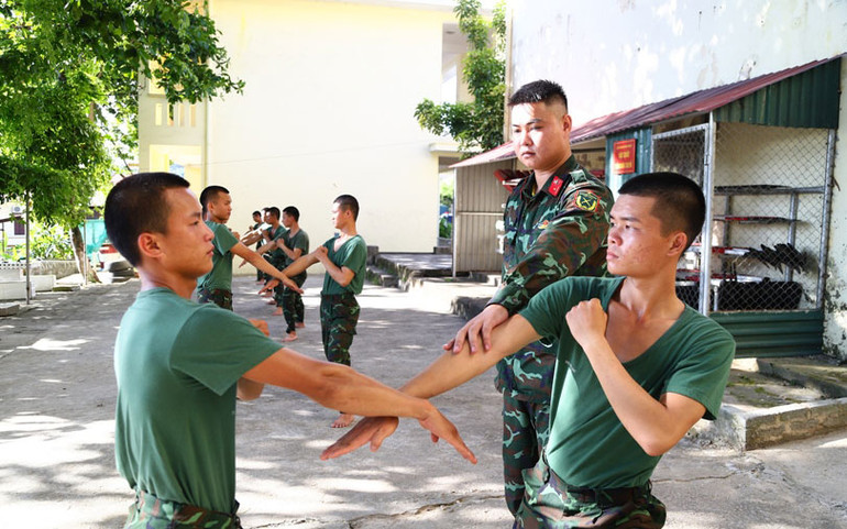 Các chiến sĩ trẻ rèn luyện thể chất tại trung đoàn 244.