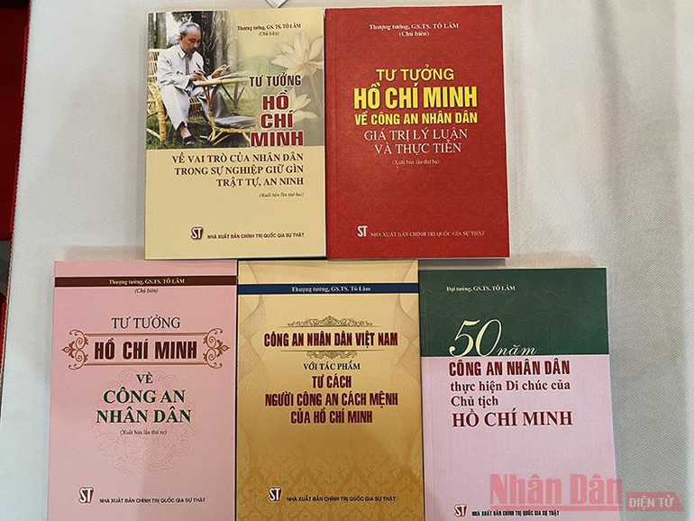 Năm ấn phẩm sách quý do Bộ trưởng Công an Tô Lâm trao tặng các đại biểu tại buổi lễ. Giới thiệu sách của Bộ Công an tại NXB Chính trị quốc gia Sự thật -0