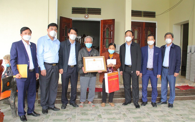 Đại diện tỉnh Thanh Hóa và huyện Nông Cống trao quà cho đại diện gia đình anh Nam ở xã Thăng Long. Thanh Hóa tặng Bằng khen cho thanh niên xung kích cứu nạn -0