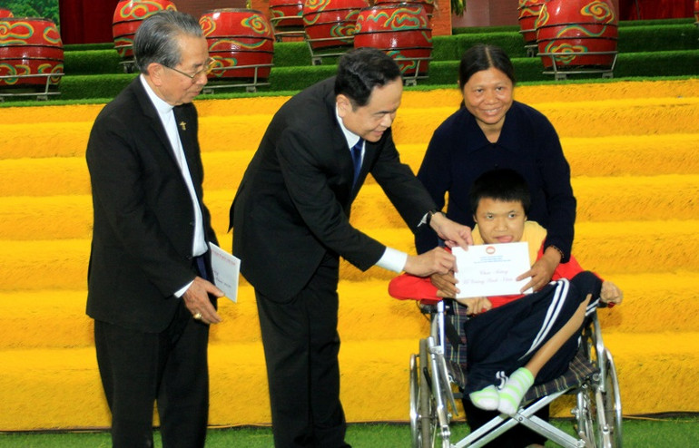 Chủ tịch Ủy ban Trung ương MTTQ Việt Nam chúc mừng Giáng sinh giáo phận Thái Bình -0