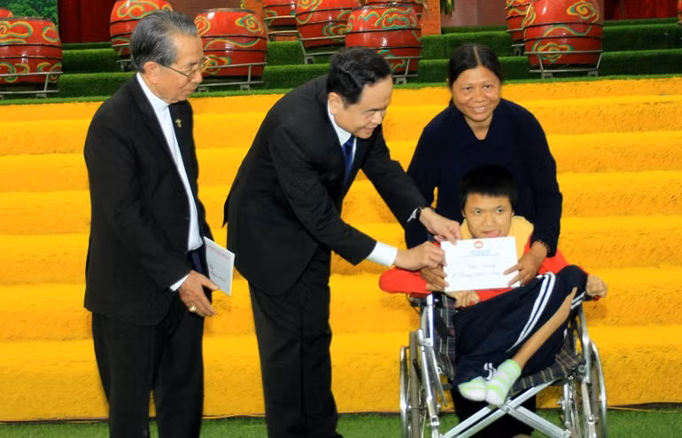 Chủ tịch Ủy ban Trung ương MTTQ Việt Nam chúc mừng Giáng sinh giáo phận Thái Bình -0